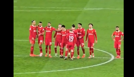 Κάτι συμβαίνει: Μόνο ένας παίκτης της Λίβερπουλ δεν παρηγόρησε τον Νούνιες μετά το χαμένο πέναλτι (video)