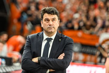 Η Άλμπα απέλυσε τον Γκονθάλεθ μετά από τέσσερα χρόνια