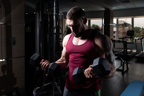 Drop Sets για Δικέφαλους: Η Τεχνική Προπόνησης που Φουσκώνει τα Χέρια