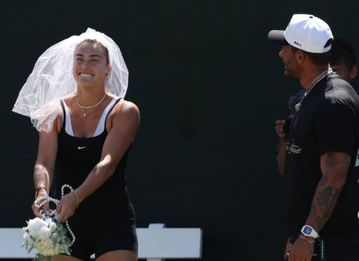 Η Σαμπαλένκα έκανε πρόβα γάμου στα... κόρτ με τον σύντροφο της!