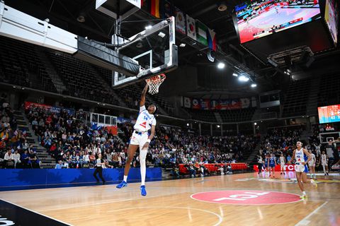 Ιστορική στιγμή για το μπάσκετ γυναικών με το κάρφωμα της Ντομινίκ Μαλονγκά (vid)