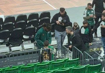 Ο Λεσόρ έβγαλε φωτογραφίες και υπέγραψε αυτόγραφα μετά το ματς με τη Ζαλγκίρις (vid)