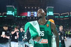 Το φιλί του Ματίας Λεσόρ στον γιο του και η αποθέωση