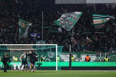 Ξέφρενοι πανηγυρισμοί των παικτών του Παναθηναϊκού με τον κόσμο του στο ΟΑΚΑ