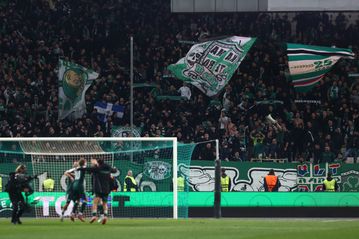 Ξέφρενοι πανηγυρισμοί των παικτών του Παναθηναϊκού με τον κόσμο του στο ΟΑΚΑ