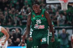 Το πρώτο καλάθι του Λεσόρ μετά την επάνοδό του - Χαμός στο T-Center (vid)