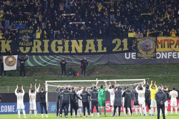 Οι πανηγυρισμοί των παικτών της ΑΕΚ μαζί με τον κόσμο μετά την τεσσάρα επί της Τσέλιε (pics & vid)