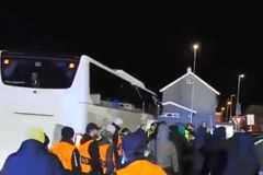 Χαμός μετά την ήττα της Σπόρτινγκ: Οι οπαδοί των Πορτογάλων έκαναν «ντου» στο πούλμαν της αποστολής (vid)