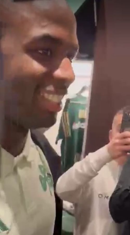 Ο ενθουσιασμένος Τεττέη πήρε υπογεγραμμένη μπλούζα του Ναν - Το βίντεο του Sportal