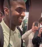 Ο ενθουσιασμένος Τεττέη πήρε υπογεγραμμένη μπλούζα του Ναν - Το βίντεο του Sportal