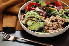 No-Cook High-Protein Meals: Γρήγορα Γεύματα με Πρωτεΐνη Χωρίς Μαγείρεμα