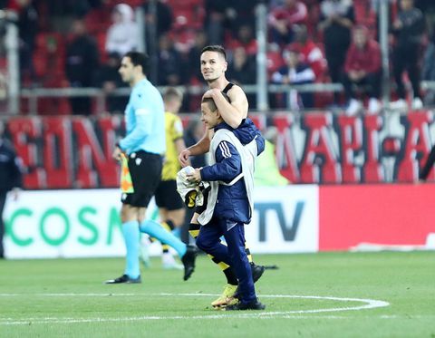 Ball boy στο «Γ. Καραϊσκάκης» ζήτησε τη φανέλα του Γκατσίνοβιτς και ο Σέρβος του την έδωσε με χαρά