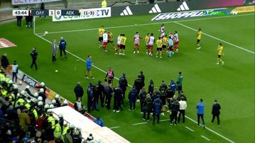 Χαμός και διακοπή σε κόρνερ της ΑΕΚ - Την «έπεσαν» στον Μάνταλο οι παίκτες του Ολυμπιακού (vid)