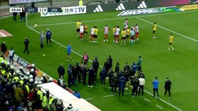 Χαμός και διακοπή σε κόρνερ της ΑΕΚ - Την «έπεσαν» στον Μάνταλο οι παίκτες του Ολυμπιακού