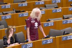 Απίστευτος Ιρλανδός ευρωβουλευτής εμφανίστηκε με φανέλα της Τορίνο: «Σκ@τ@ στη Γιουβέντους»