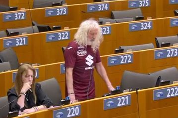 Απίστευτος Ιρλανδός ευρωβουλευτής εμφανίστηκε με φανέλα της Τορίνο: «Σκ@τ@ στη Γιουβέντους»