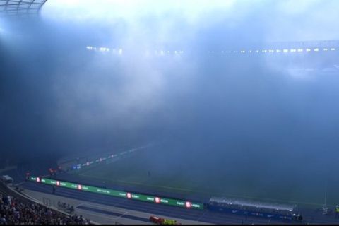Μικρή διακοπή λόγω καπνογόνων στο παιχνίδι της Χέρτα με τη Χάνσα Ροστόκ - Με 20.000 οπαδούς στο γήπεδο οι φιλοξενούμενοι