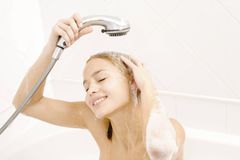 Πόσο συχνά πρέπει να λουζόμαστε, ανάλογα με τον τύπο μαλλιών