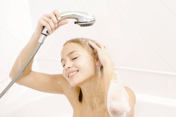 Πόσο συχνά πρέπει να λουζόμαστε, ανάλογα με τον τύπο μαλλιών