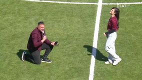 Δημοσιογράφος έκανε πρόταση γάμου στη σύντροφό του στο AEL FC Arena!