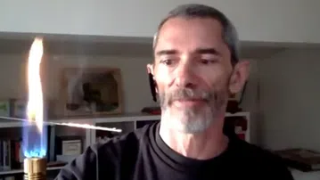 Κώστας Λακαφώσης: Πείραμα στην κάμερα με έλαια σιλικόνης – «Δεν αρκεί μία συγκεκριμένη θερμοκρασία σε ένα σημείο»