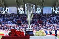 Η απονομή του τροπαίου στην ΑΕΛ (vids/gallery)