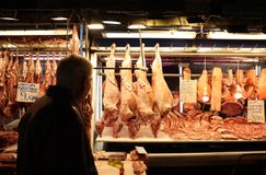 Από το βοσκοτόπι στην αγορά: Πόσο κοστίζει φέτος το πασχαλινό κρέας - Πού οφείλεται η διαφορά