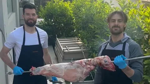 Πίτερς και Πάπας τίμησαν το ελληνικό έθιμο και σούβλισαν αρνί (pic)