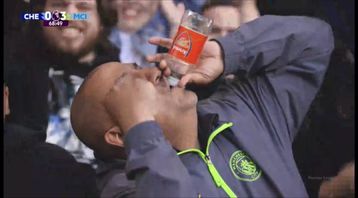 Τι σημαίνει το «bottles» που τρεντάρει για την Άρσεναλ- Η χαρακτηριστική κίνηση των φίλων της Μάντσεστερ Σίτι