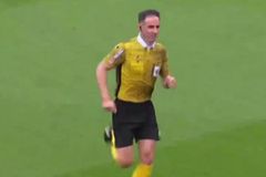 Ήθελε να γίνει... Viral ο διαιτητής του Ουέσκα - Ντεπορτίβο Λα Κορούνια και ξέχασε τις κάρτες (Vid)