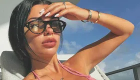 Σύντροφος ποδοσφαιριστή του Ολυμπιακού το έριξε στην ηλιοθεραπεία και έβαλε «φωτιά» στα social media (pics)