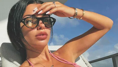 Σύντροφος ποδοσφαιριστή του Ολυμπιακού το έριξε στην ηλιοθεραπεία και έβαλε «φωτιά» στα social media (pics)