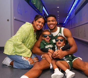 Το ονειρεμένο σπίτι που ζει η οικογένεια Αντετοκούνμπο: Τι διαθέτει η βίλα των 920 τ.μ. (vid/gallery)