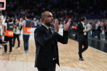 Ο Τσους Ματέο νίκησε τον Εργκίν Αταμάν: Ο κόουτς της Ρεάλ αναδείχθηκε κορυφαίος της χρονιάς στην Euroleague (vid)