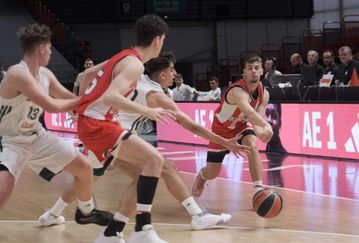 Live Streaming: Ολυμπιακός και Παναθηναϊκός κοντράρονται στον τελικό του πρωταθλήματος Εφήβων