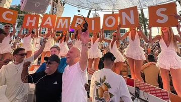 Ο Άρνε Σλοτ γιόρτασε το πρωτάθλημα της Λίβερπουλ στην Ίμπιζα! (vid)