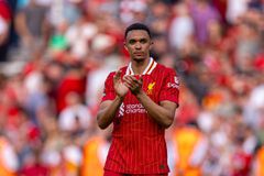 Οι αποδοκιμασίες στον Αλεξάντερ-Άρνολντ διχάζουν τη Λίβερπουλ: «Ήταν υπερβολικές»