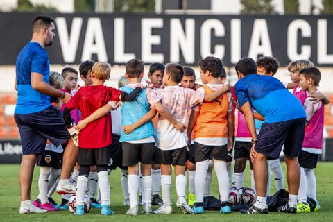 To Valencia Summer Cump μαθαίνει στα παιδιά ποδόσφαιρο αυτό το καλοκαίρι