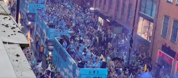 Χαμός στους δρόμους του Μάντσεστερ - Την παράσταση έκλεψαν ο Γκουαρδιόλα και ο Γκρίλις (vids)