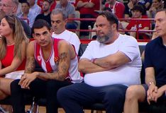 Στα court seats του ΣΕΦ ο Βαγγέλης Μαρινάκης παρέα με τον γιό του για το Game 4 των τελικών
