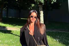 Η σύντροφος του Γιαμάλ μαγνητίζει τα βλέμματα με το ροζ μίνι μπικίνι της (pic)