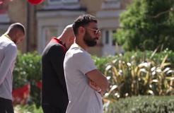 Συντετριμμένος ο Σαλάχ άφησε λουλούδι έξω από το Άφνιλντ για τον Ζότα - Η αδερφική αγκαλιά των Φαν Ντάικ και Άλισον (vid)