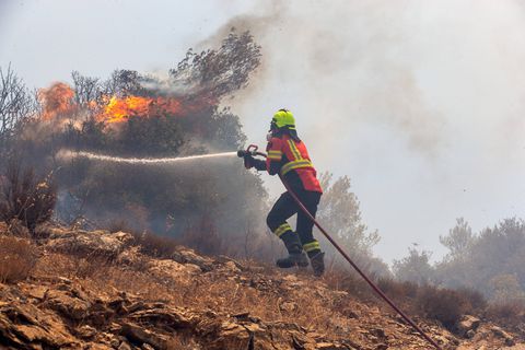 Δίχως ενεργό μέτωπο άλλα με πολλές ενεργές εστίες σε Πεντέλη και λίμνη Μαραθώνα