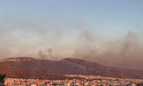 Φωτιά στην Άνω Γλυφάδα στην περιοχή της Τερψιθέας