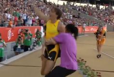 Η αγκαλιά του Καραλή στον Ντουπλάντις μετά το νέο παγκόσμιο ρεκόρ (vid)