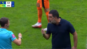 Έξαλλος ο Αρντά Τουράν με τον διαιτητή της αναμέτρησης Σαχτάρ-Καρπάτι (vid)