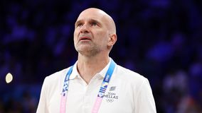 Γενέθλια για τον Ηλία Καντζούρη στην προπόνηση της Εθνικής Μπάσκετ(vid)