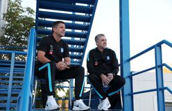 Τρολάρισμα στην ΕΠΟ για τις κάρτες: «Προσκαλέστε μας στη Σαντορίνη για να σας... διδάξουμε»