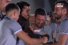 Συγκλονιστικές στιγμές: Ξέσπασε σε κλάματα στην αγκαλιά των παικτών της εθνικής μπάσκετ της Σερβίας ο Τζόκοβιτς (vid)