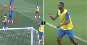 Τρομερό σκηνικό στην προπόνηση της Γαλλίας: O Εμπαπέ χλεύασε τον Ντεμπελέ για μια χαμένη ευκαιρία και έλαβε «πληρωμένη» απάντηση (vid)